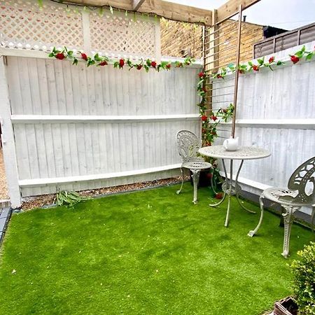 Modern And Cosy Studio Flat Лондон Екстериор снимка