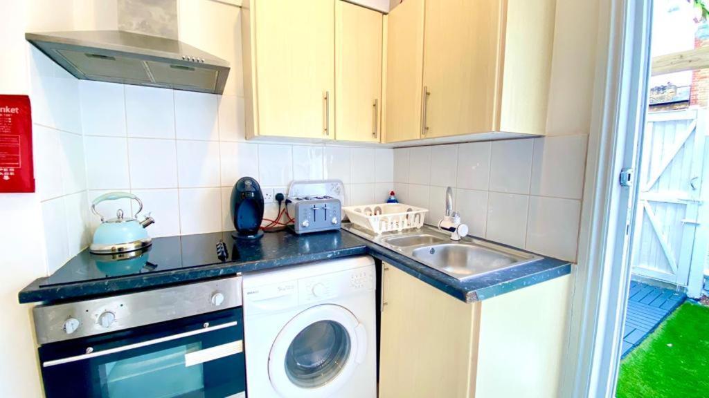 Modern And Cosy Studio Flat Лондон Екстериор снимка