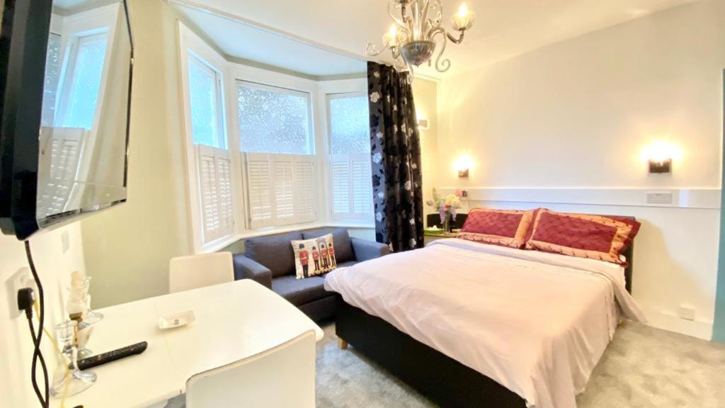 Modern And Cosy Studio Flat Лондон Екстериор снимка